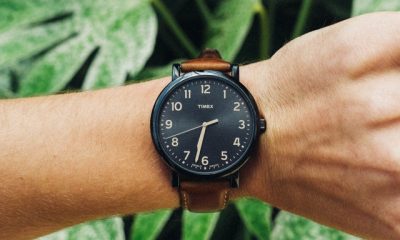 Does looking at the time (wrist watch/clock) during salah break it?